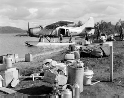 Drøyt ett tonn funnmateriale ble fraktet ut med småfly fra Ranafjellene til Vitenskapsmuseet i Trondheim i perioden 1960–69. Foto: NTNU Vitenskapsmuseet 