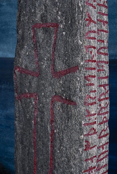 Kors og runer på Kulisteinen. Ristningene ble oppmalt ved oppdagelsen på 1950-tallet. Foto: Åge Hojem, NTNU Vitenskapsmuseet