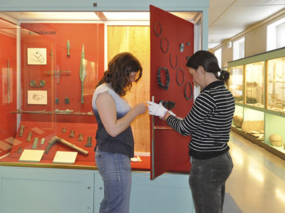 Lucy Skinner og Zdenka Perlinkova monterer gjenstander med det nye monteringssystemet. Foto: Leena Airola, NTNU Vitenskapsmuseet