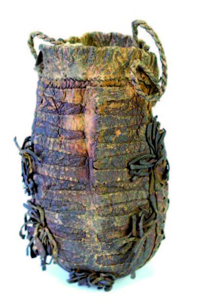 Peder Claussøn Friis (1545-1614) var den første til å beskrive gand som fæle fluer. Friis mente at samene oppbevarte gandfluene i sin skinnpose. Den lille skinnposen var en viktig del av den samiske drakt, hvor samene oppbevarte små nødvendigheter. Foto: Dino Makridis, MiST-Sverresborg Museum. 