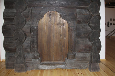 Jutulstuggu er datert til omkring 1250. Den er ei årestue, bygd i grovt tømmer med svært forseggjort stokkeform og dekor. Kun portalen og deler av veggene omkring inngangspartiet er bevart i dag, og står i Kirkesamlingen ved Vitenskapsmuseet. Foto: Per Steinar Brevik