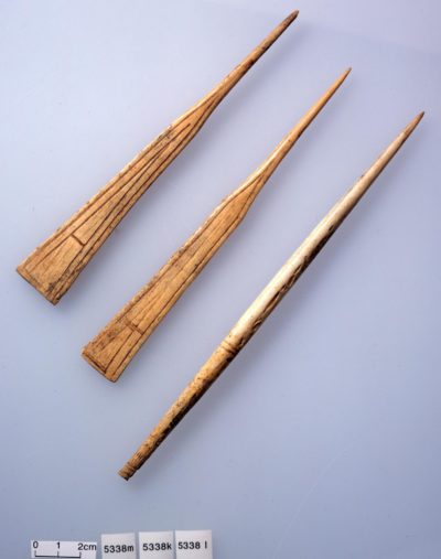 Mange bruddstykker av hårnåler til håroppsettinger ble funnet i Vestgraven. De godt bevarte nålene vi ser her, er fra enn grav i Føre i Bø i Nordland. Foto: Tromsø Museum – Universitetsmuseet