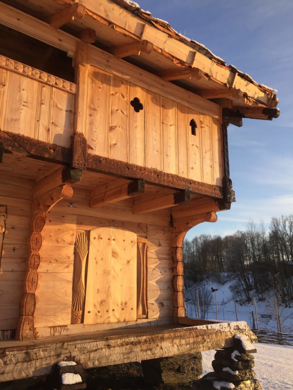 Gjesteloftet i solnedgang. Foto: Per Steinar Brevik