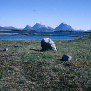 Reiste steiner i ulike former finner vi flere steder på Kuløya. Foto: NTNU Vitenskapsmuseet