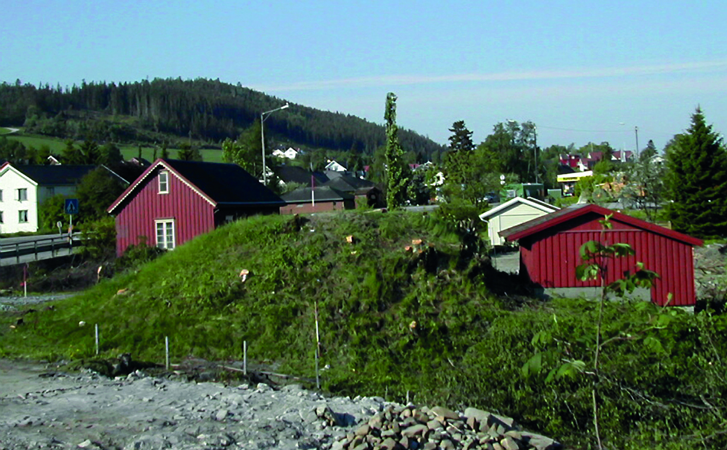 Haug 1. Bunnen av vikingtidshaugen er bevart under garasjen. Foto: Geir Grønnesby, NTNU Vitenskapsmuseet
