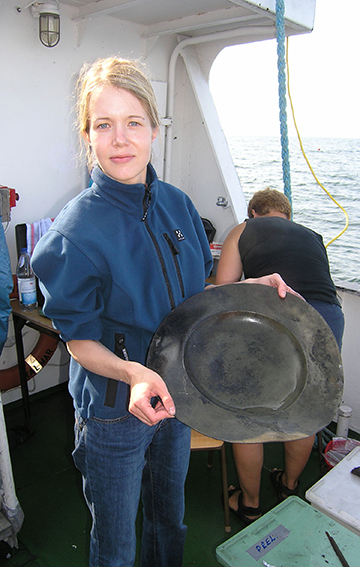 Det ene av to større tinnfat påtruffet i 2005. Fatet hadde initialene LC ED, og har således 
tilhørt admiral Lorentz Creutz. Foto: Ivar Aarrestad
