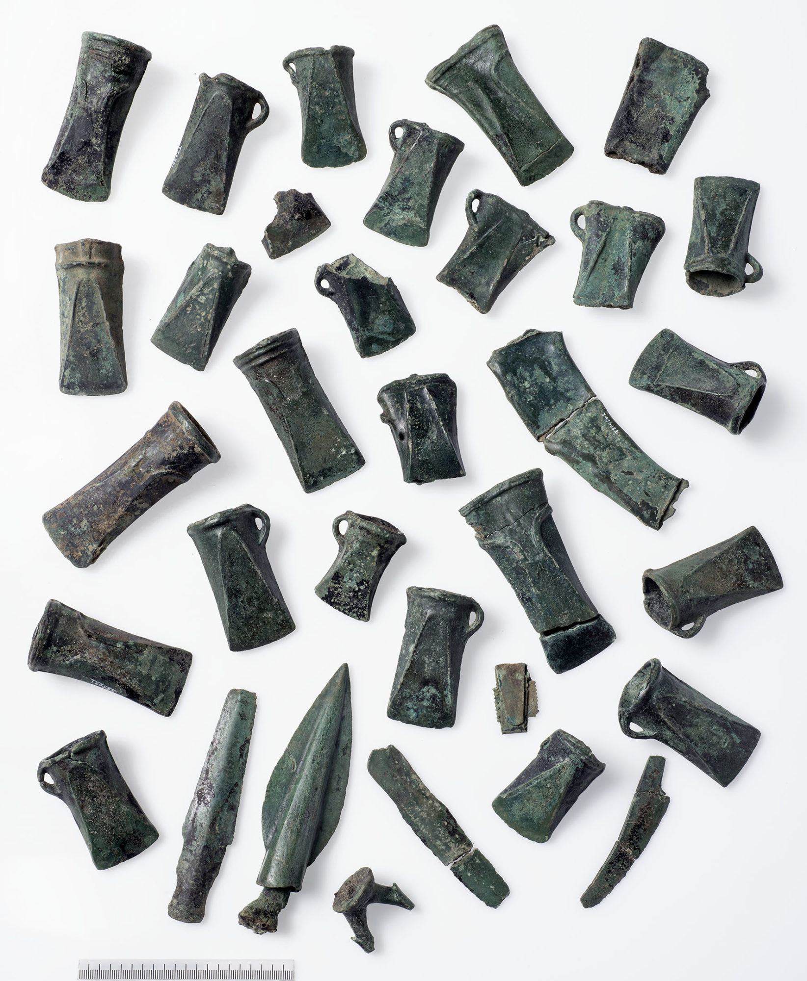 Hegrafunnet inneholder over 40 hele og fragmenterte gjenstander av bronse. Foto: Åge Hojem, NTNU Vitenskapsmuseet. 