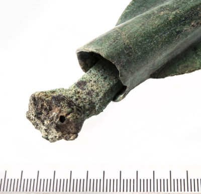Inne i spydspissens fal ble det funnet en støpetapp av bronse. Foto: Åge Hojem, NTNU Vitenskapsmuseet. 