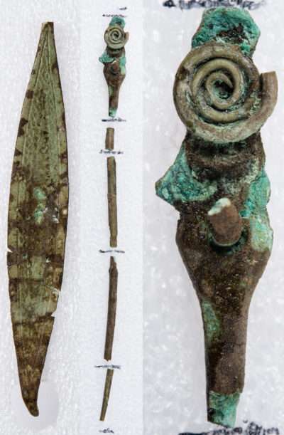 Spenne av bronse funnet i røysa. Foto: Ellen W. Randerz, NTNU Vitenskapsmuseet.