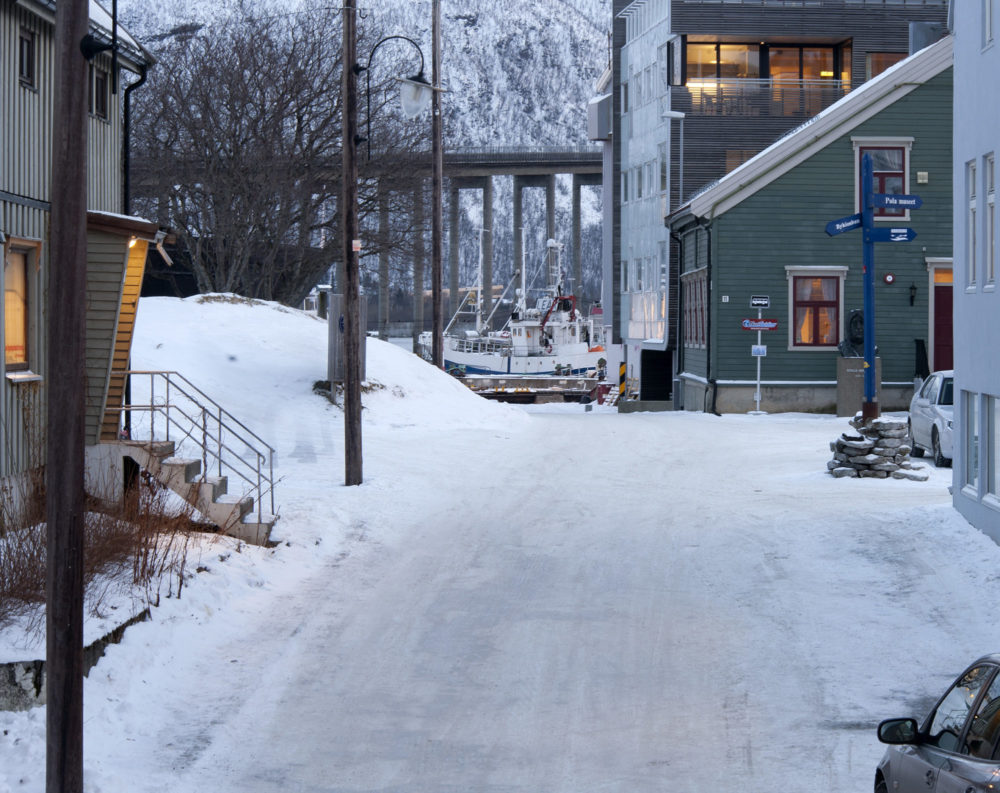 Skansen 2019. Del av forstøtningsmur som vender mot øst og Tromsøsundet. Fredningsgrensen strekker seg nå over den brolagte veien. Foto: Keth Lind, Norges arktiske universitetsmuseum – UIT