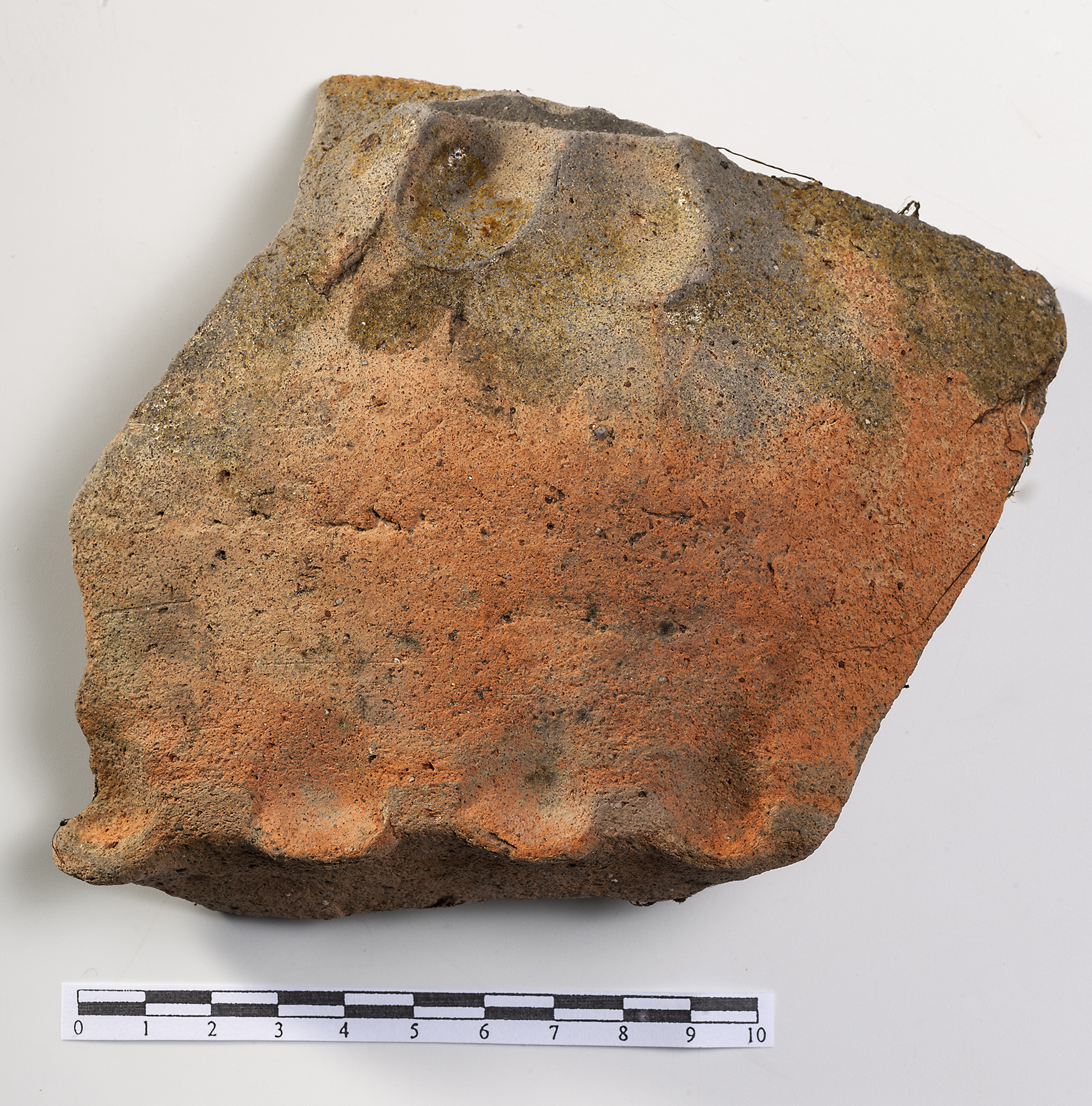 Det første keramikkskåret som ble funnet, av typen Grimston Ware. Bildet viser utsiden av fragmentet, med museumsnummer T25287:1. Foto Åge Hojem, NTNU Vitenskapsmuseet
