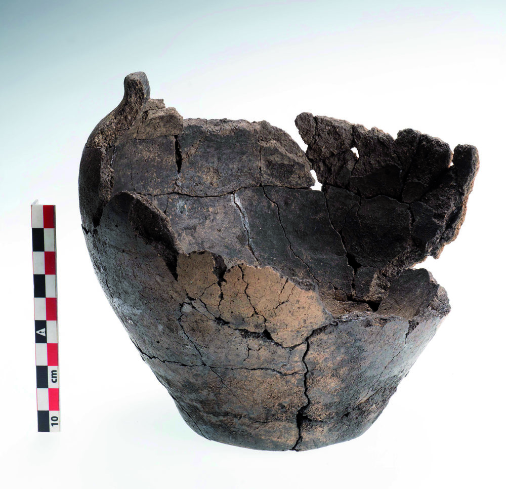 Grovt kar av keramikk, T 27079-1, funnet i et av stolpehullene til Hus 34 på Felt C. Karet ble satt ned sammen med T 27079-2. Foto: Åge Hojem, NTNU Vitenskapsmuseet