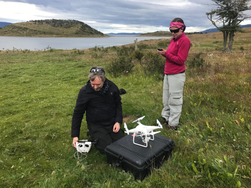 Ole Risbøl gjør seg klar til fotografering med drone i Cambaceres, februar 2019. Den argentinske arkeologen Angelica Tivoli er interessert tilskuer. Foto H. Bjerck.