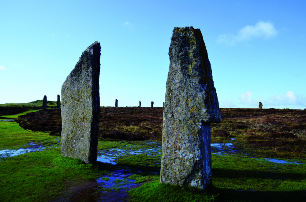 Steinsirkelen Ring of Brodgar er en av de største i Storbritannia, og er skrevet inn på UNESCOs verdensarvliste. Tjuesju steiner – av opprinnelig seksti – står fremdeles oppreist og skuer utover innsjøene og landskapet i hjertet av Orknøyene. Foto: Kristin Prestvold