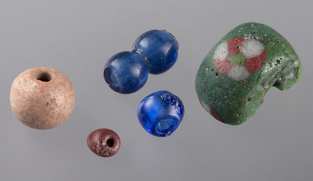 Glassperler fra utgravningen. Foto: Åge Hojem, NTNU Vitenskapsmuseet
