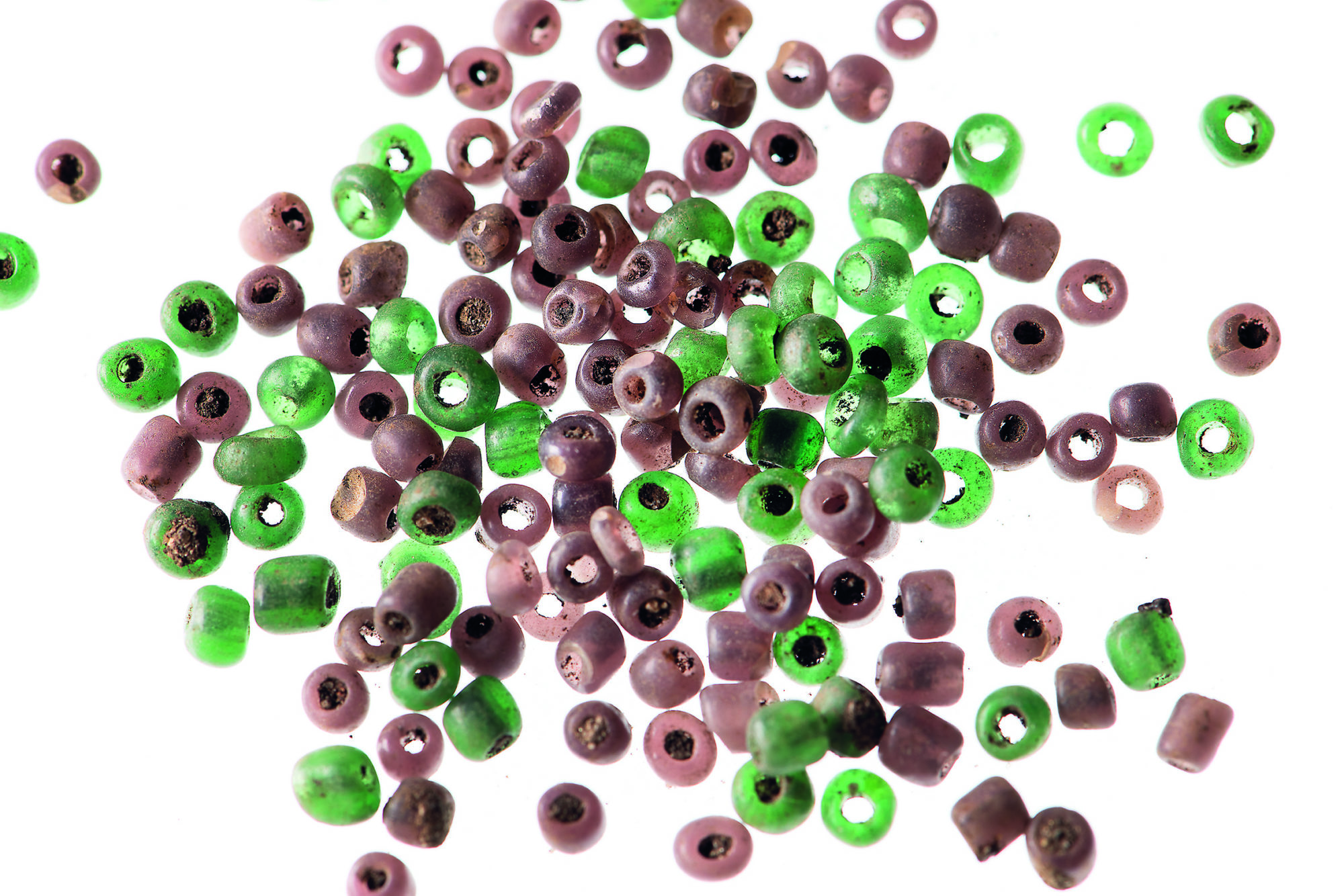 Alle perlene var grønne og lilla, og bitte små. Bilde: Åge Hojem, NTNU Vitenskapsmuseet