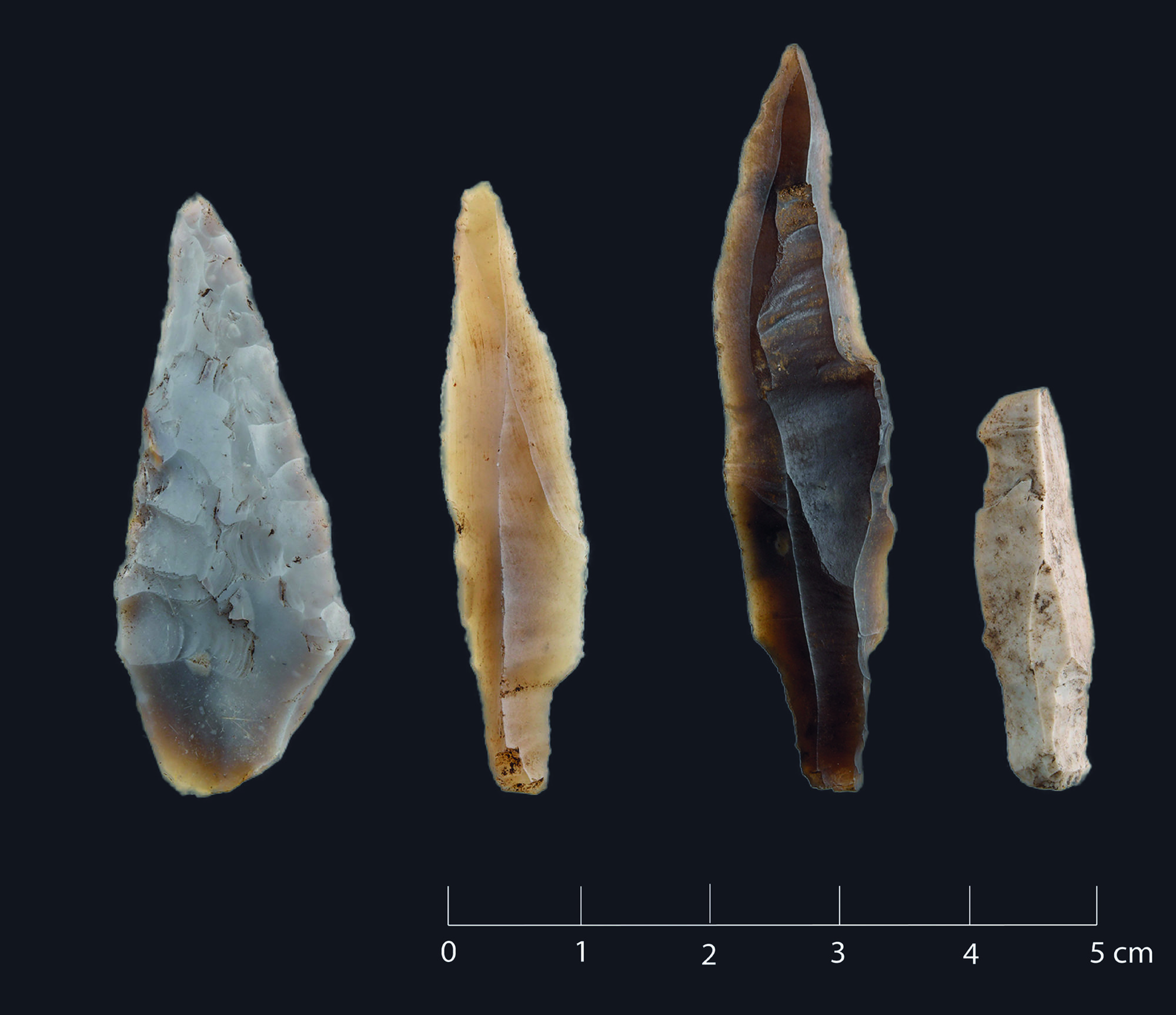 Pilspisser fra yngre steinalder og bronsealder, funnet på Kanten 2. Et emne til D/E-spiss lengst til venstre og tre påfølgende A-spisser. Spissen lengst til høyre har skuddskade i odden. Foto: Tina J. Granados, KHM