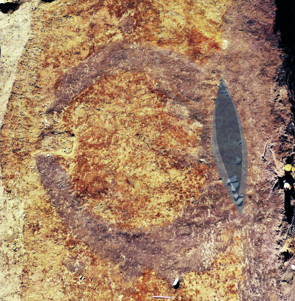 Båtgravenes plassering i den sirkulære fotgrøften. Foto: Kristoffer R. Rantala, NTNU Vitenskapsmuseet