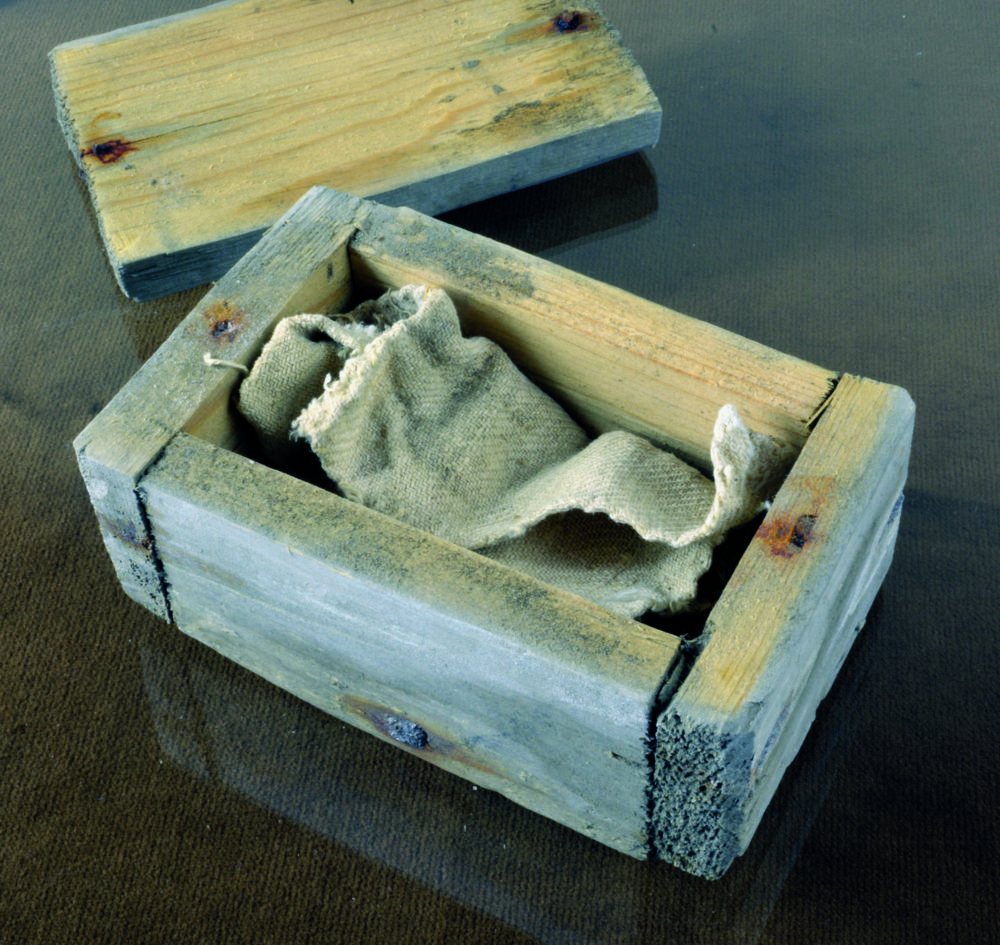 Fosterskrinet fra Gällared (10,7 x 6,8 x 5,3 cm). Her med lokket fjernet for å vise likkledet av bomull, hvor restene av fosteret lå. Foto: A. Andersson, Kulturmiljö Halland