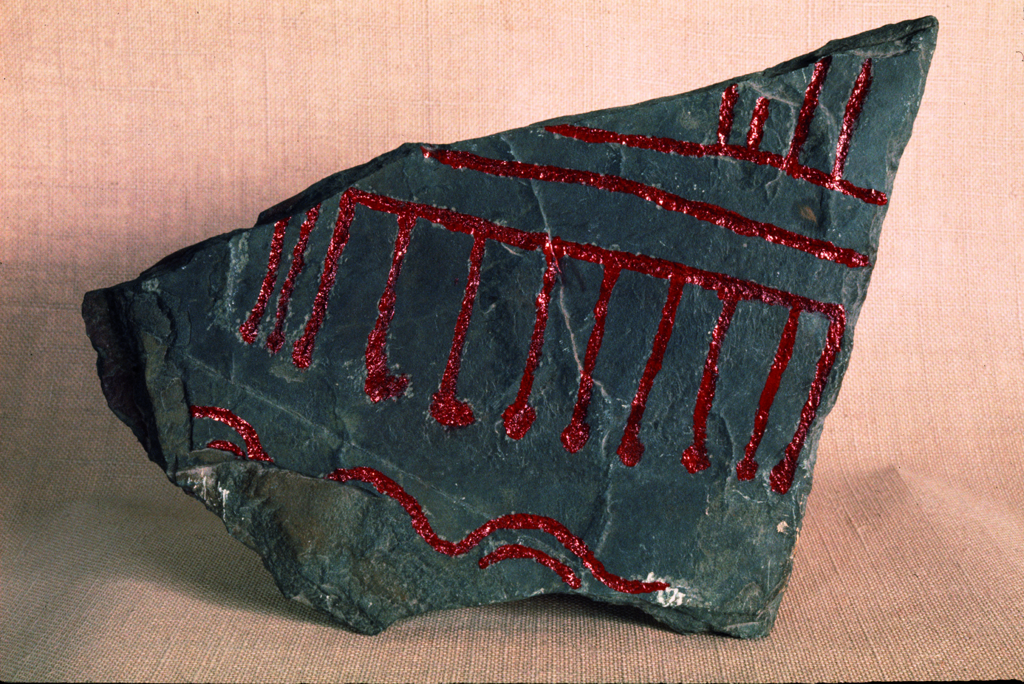Bilde av en steinhelle med ristninger fra Byneset