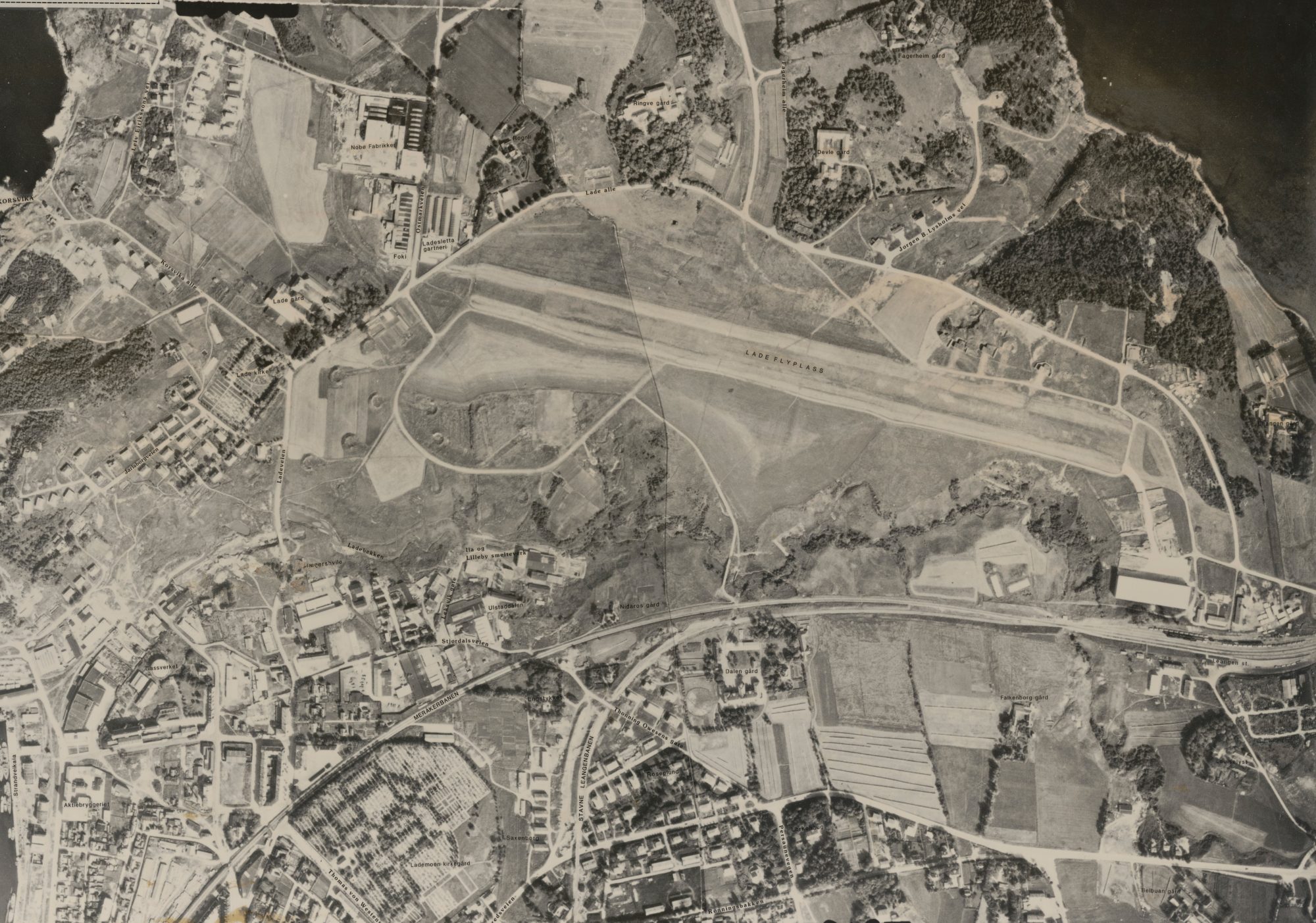 Flyfoto av Lade flyplass på starten av 1950-tallet, mens den ennå var i bruk. Tatt av Widerøes flyveselskap. Foto: Fra Trondheim byarkiv