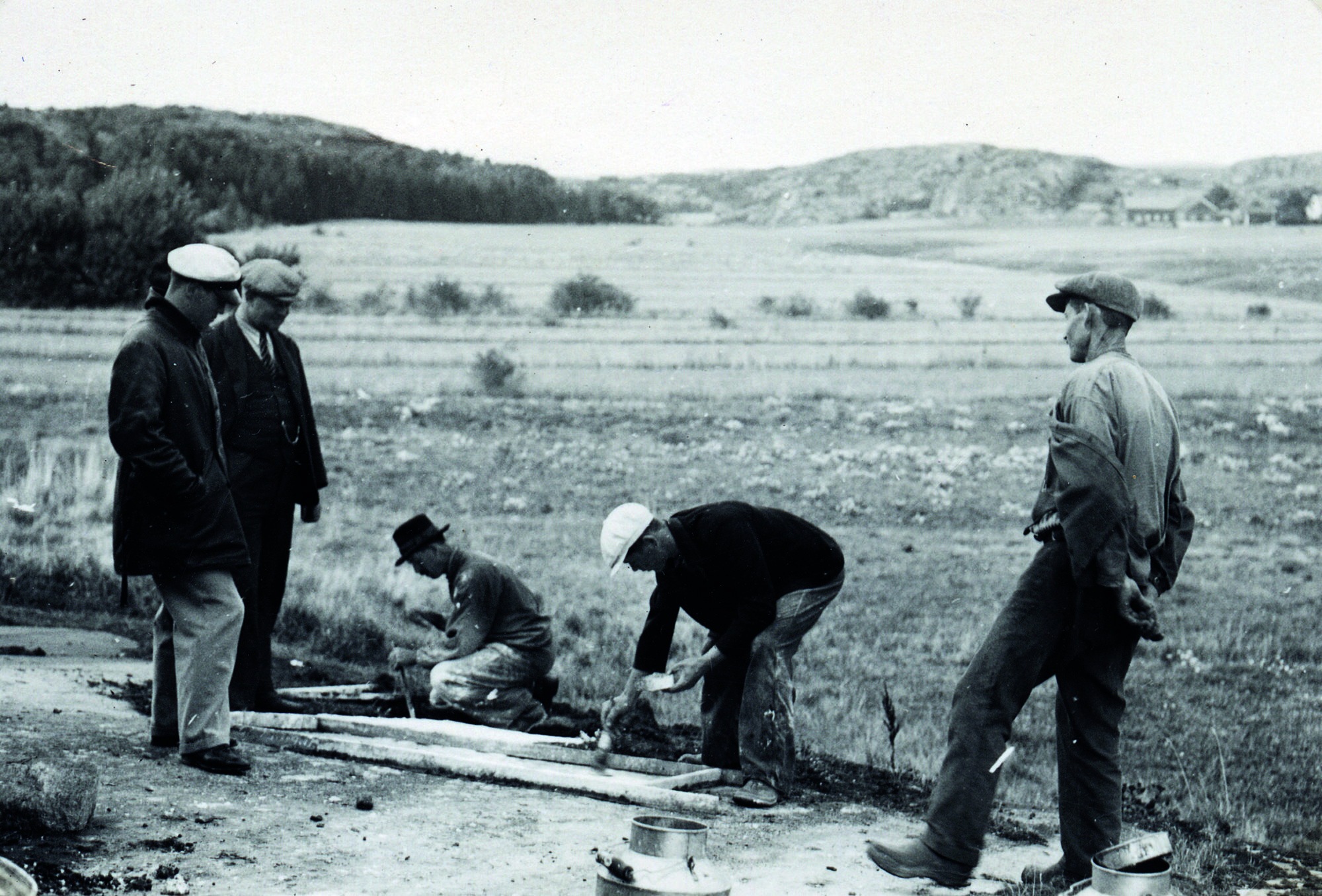 Arbeiderne er i gang med gipsavstøpningen i Tanum, 1935. Foto: Herman Wirth. Kilde: Svenskt Hällristnings Forsknings Arkiv (www.shfa.se)