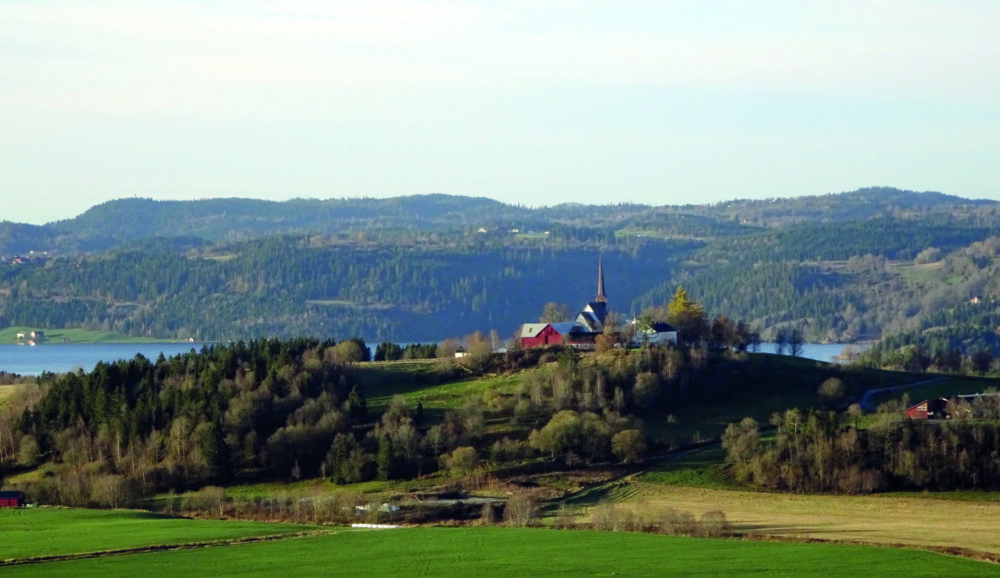 Kirke og gård på en høyde