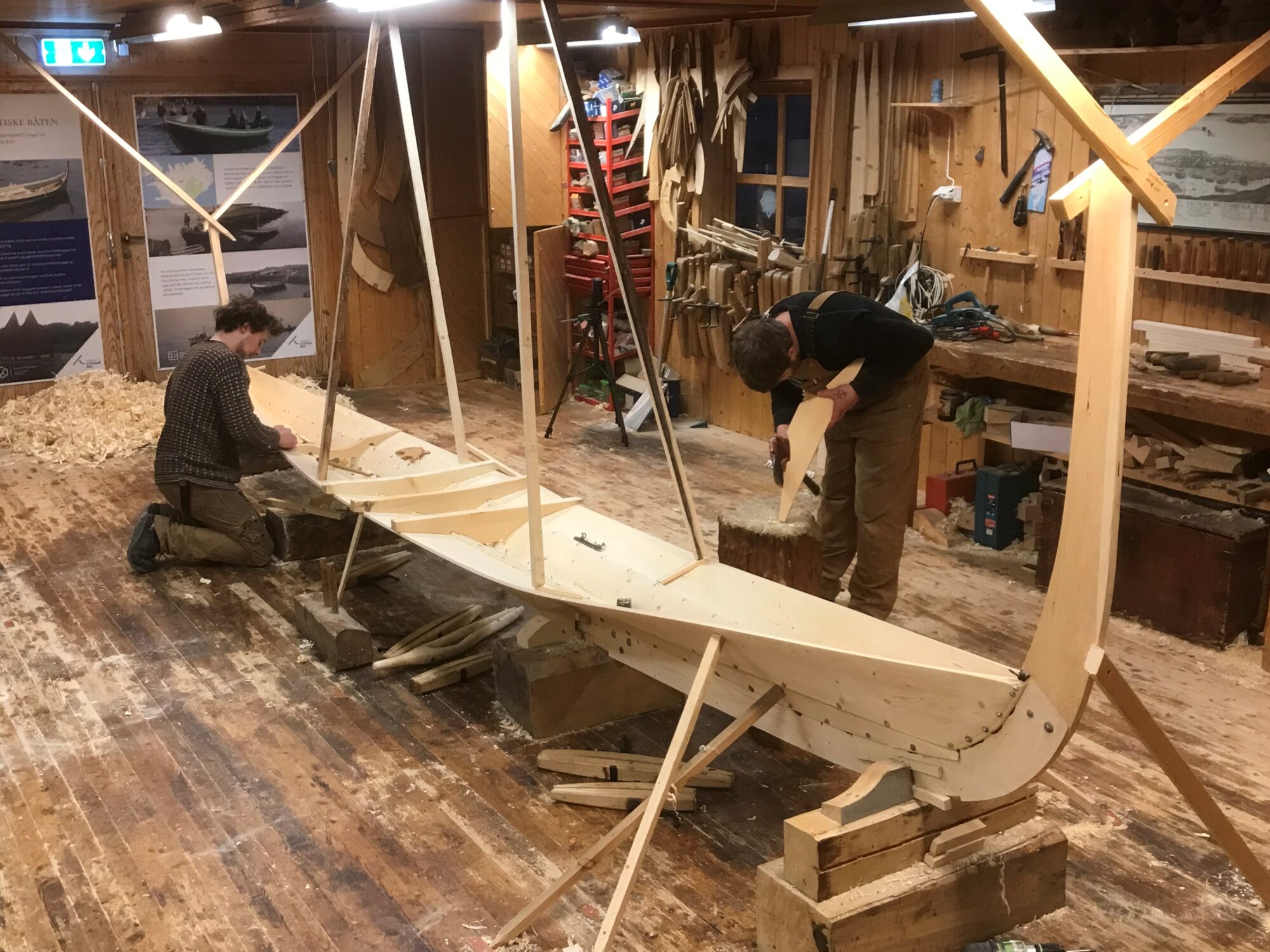 Bilde av menn som bygger båt