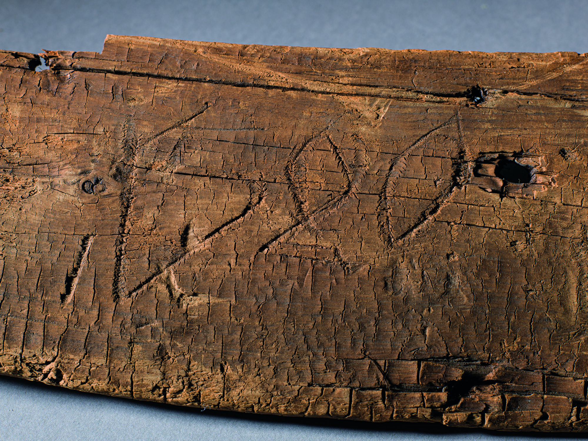 Nærbilde av båtbord med runeinnskrift.