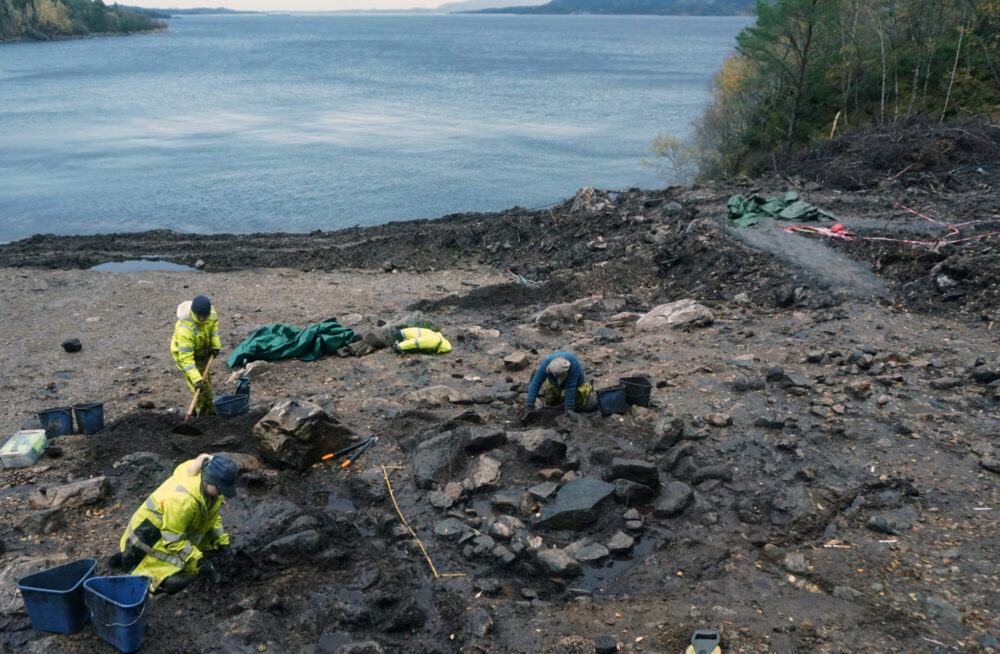 Arbeidsfolk som graver i bakken