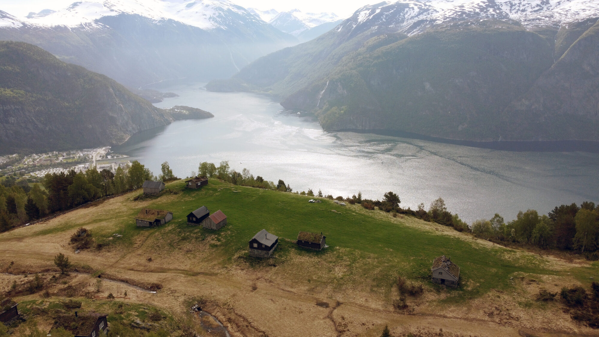 Klovset Små hus over en fjord