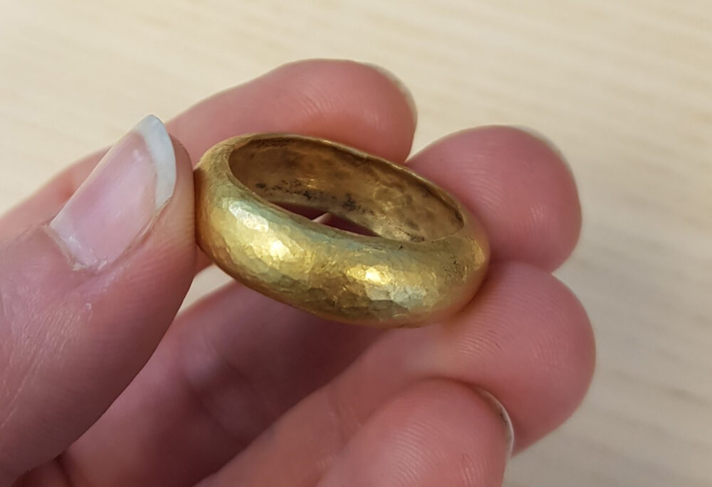 Noen holder en gullring