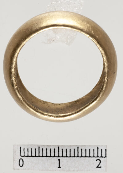 Fig 2a De fire gullringene av samme type som er funnet på Eggevammen. Foto: NTNU Vitenskapsmuseet